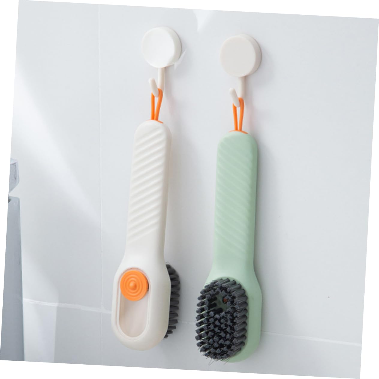 Veemoon Cepillo para Limpiar Zapatos Pack de 2 Unidades Cómodo y Compacto con Dispensador Automático de Líquido, Mango Largo de Plástico para Uso Diario y Exterior