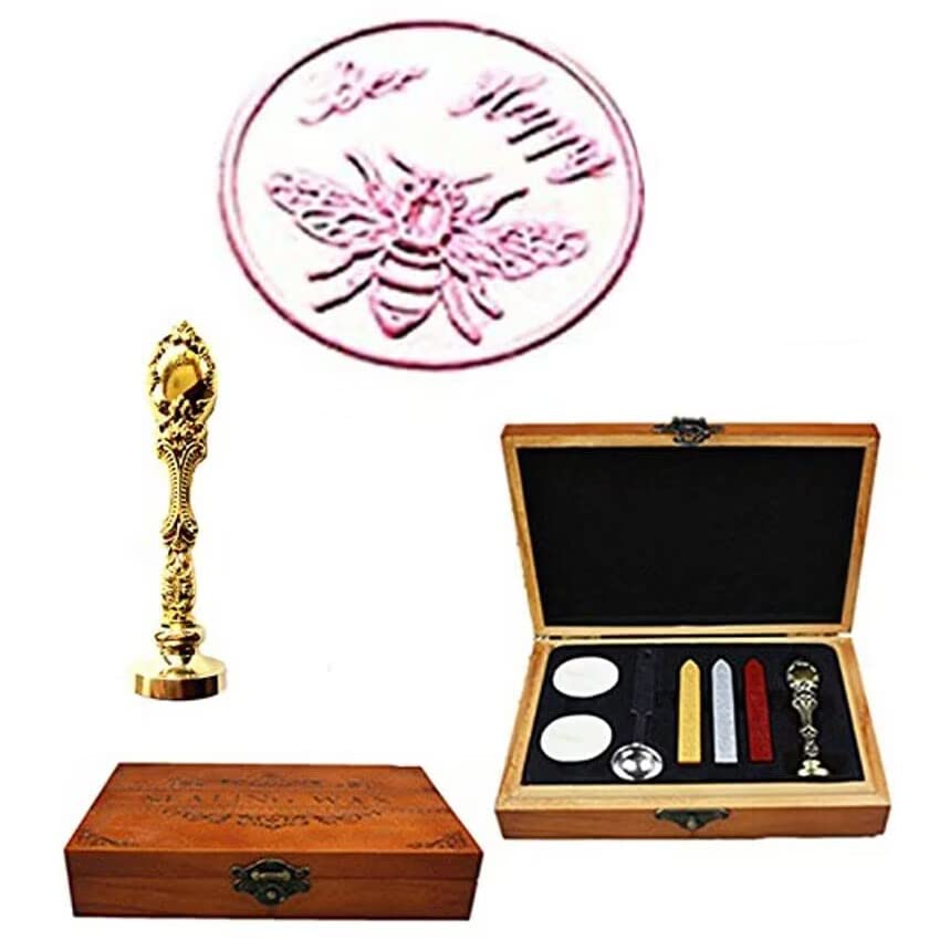 Boîte en bois pour vos invitations de mariage et cachet de cire en bronze
