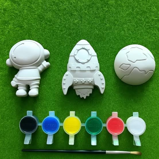 Image of Meenas DIY Kids Painting Kit, Space Theme Plaster Art with Astronaut Rocket Planet Figures, Acrylic Colours and Brush, Creative Learning Activity Gift for Children 2+ Years