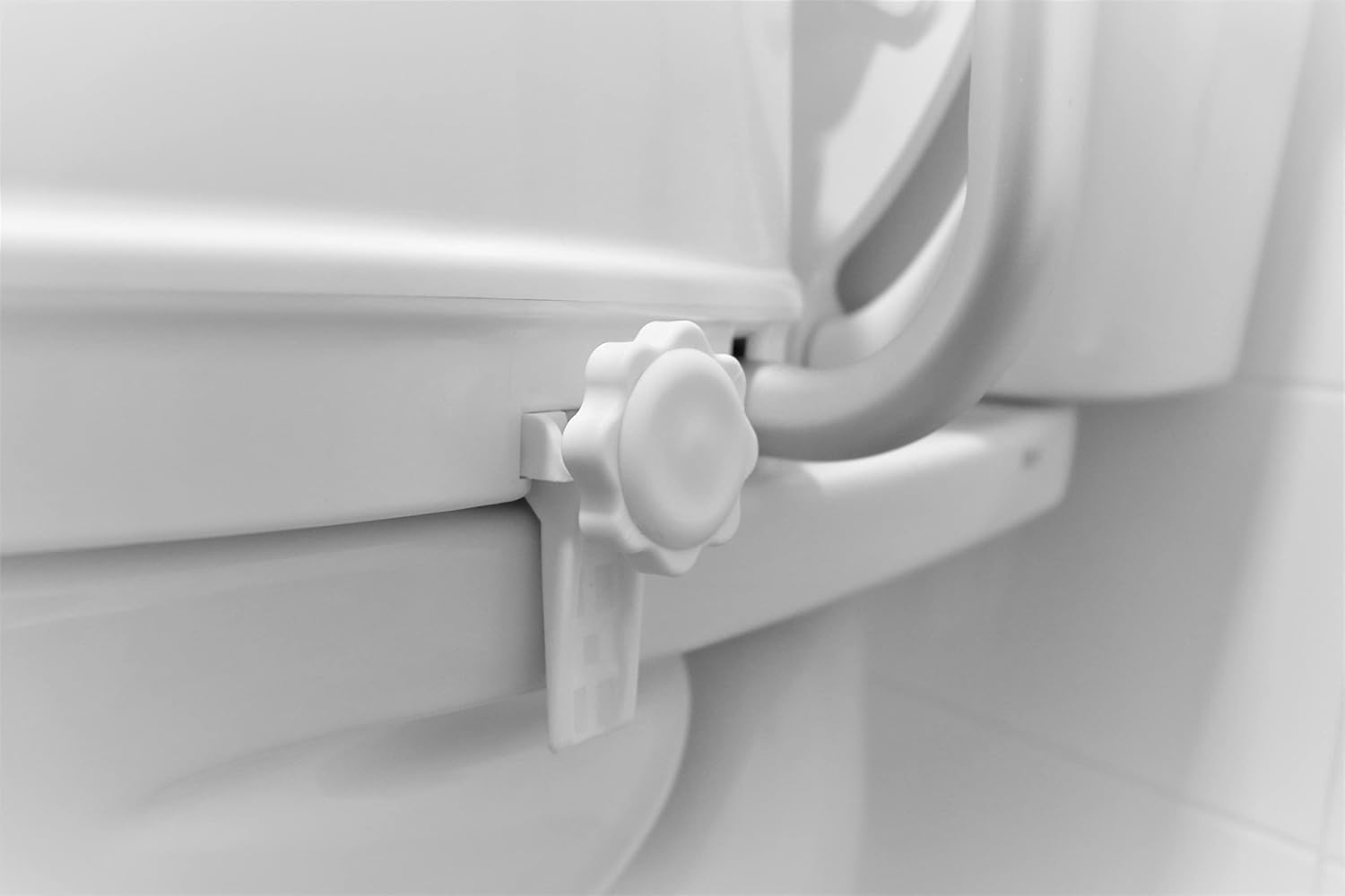 PEPE Mobility Rialzo WC per Anziani con Braccioli e Coperchio (10 cm Altezza), Alzawater per Protesi Anca, Rialzo per WC Disabili, Universale, Bianco