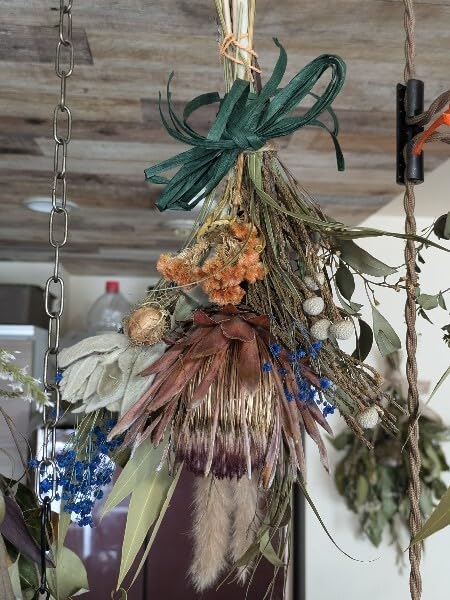 値下げ　ドライフラワーのフレームアレンジ　ラムズイヤーとケイトウ 値下げ ドライフラワーのフレームアレンジ ラムズイヤーと