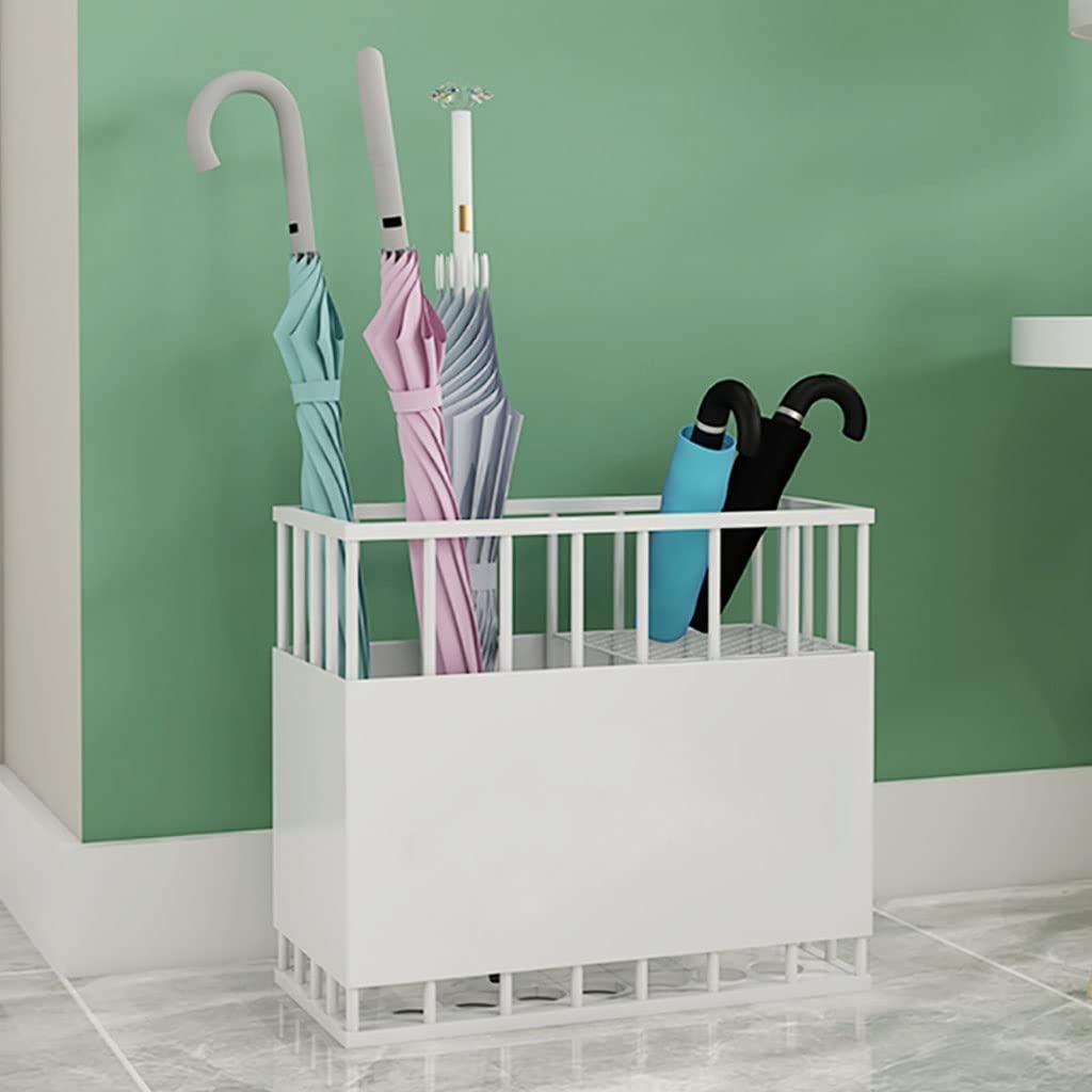 Porte-parapluies blanc en fer discret derrière une cloison pour hall propre