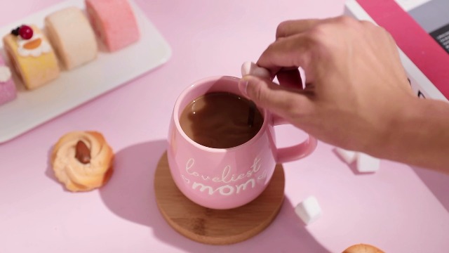 Set de taza de cerámica con plato corazón y cuchara miniatura 7