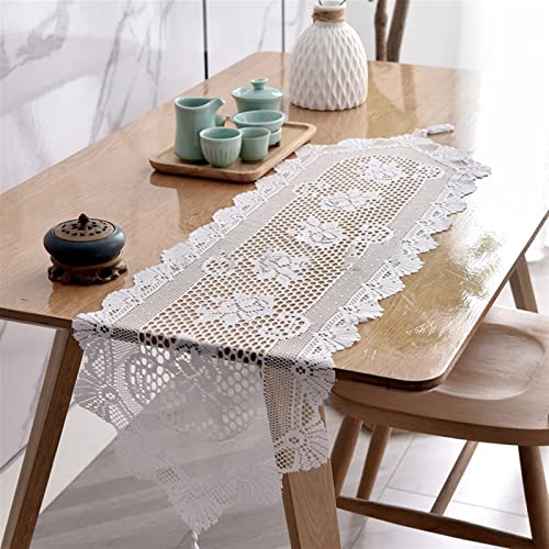 Chemin de table lin et dentelle style vintage avec pompons pour commode raffinée