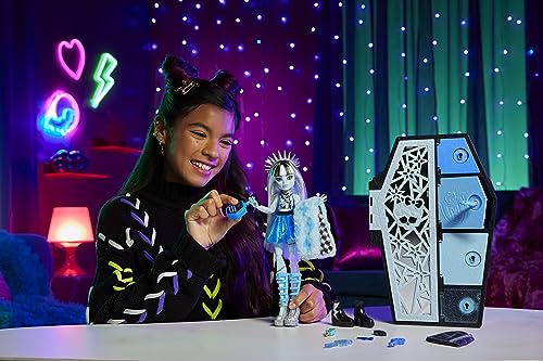 Muñeca Monster High Frankie Stein con accesorios y locker miniatura 6