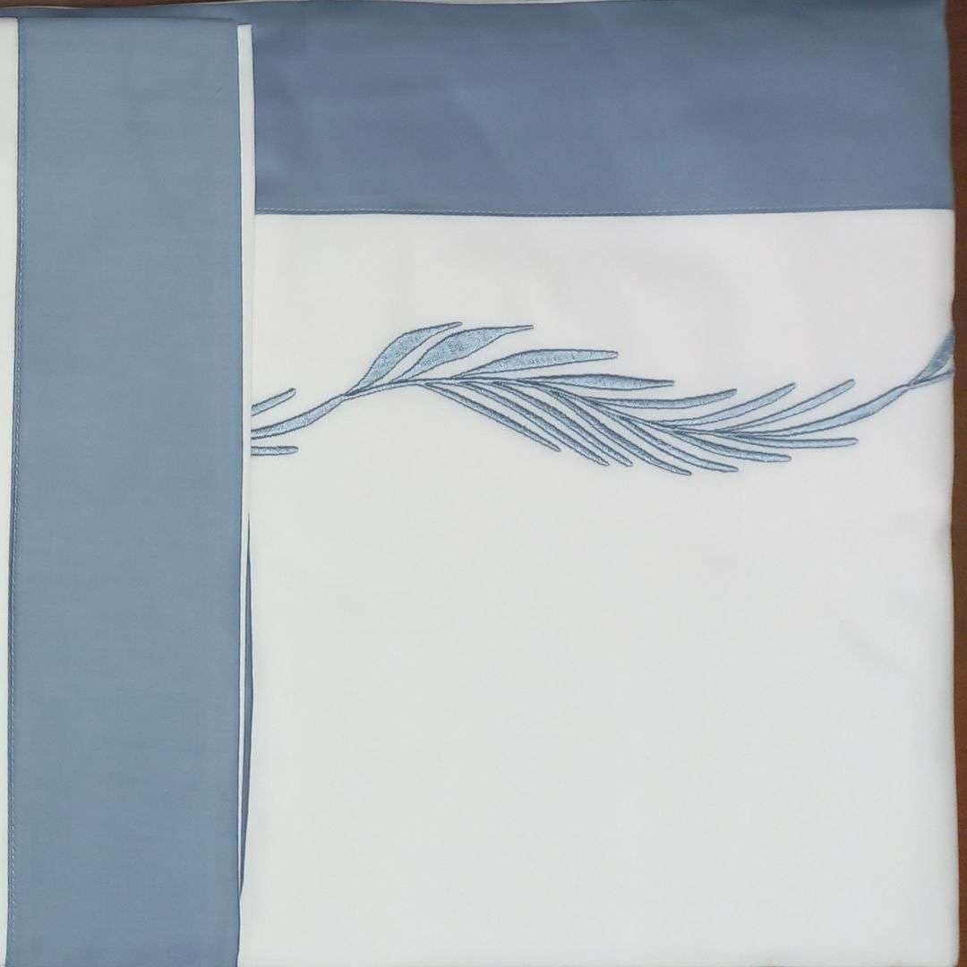 RICAMI FIORENTINI BALDI Lenzuola matrimoniali Maxi Ricamate, Cotone 100% con Balza Raso. Lenzuolo sopra + sotto Angoli + federe. Prodotto Artigianale Toscano. (Matrimoniale Maxi, felce, avio)