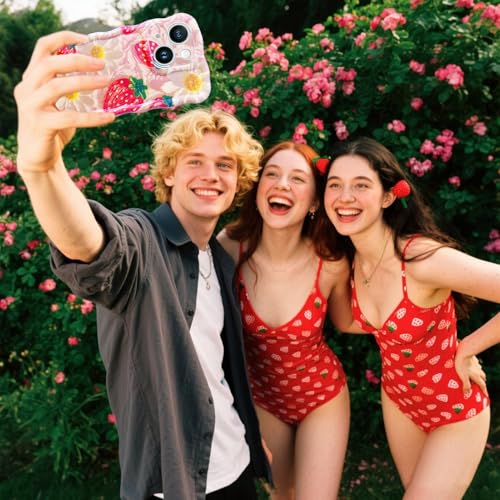 Coque iPhone 17 fraise avec breloque, le cadeau esthétique