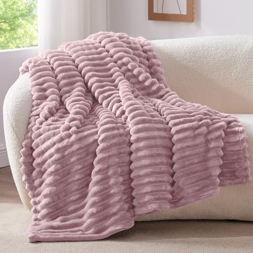 BEDELITE Kuscheldecke Flauschig Decke 150x200 - weiche XL Flanell Decken Beerenviolett für Couch, Deko Streifen Cord Fleecedecke als Couch Überwurf...