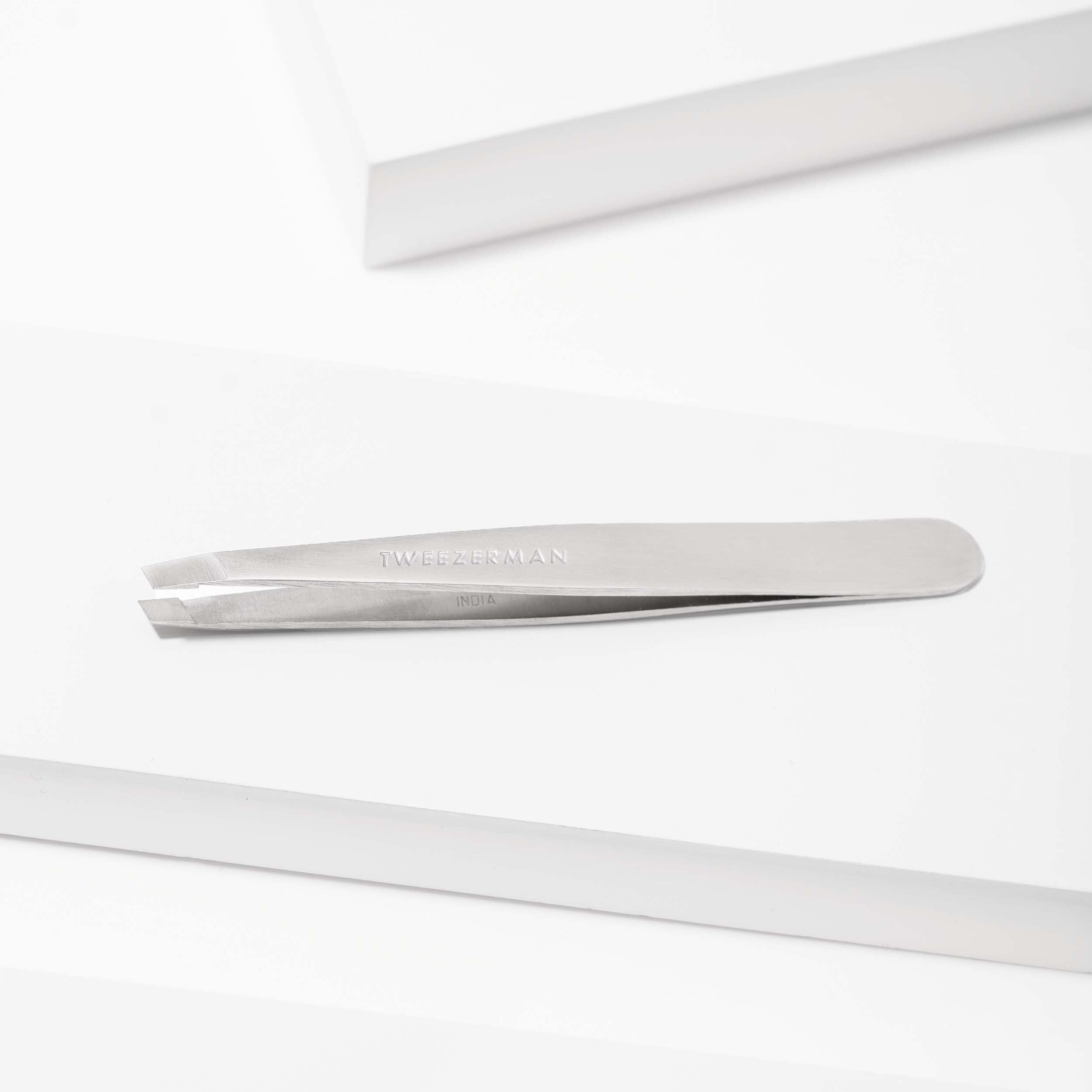TWEEZERMAN Pinzetta (punte di precisione inclinate affilate a mano, qualità professionale, ergonomica, per sopracciglia, acciaio inox)