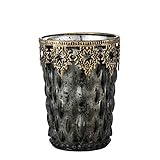 Wunderschöner Teelichthalter 'Verdia' aus Glas von Lene Bjerre. Schaffen Sie Weihnachtsstimmung, indem Sie das Verdia Teelicht auf einer dekorativen Schalen zusammen mit Zapfen, Figuren und anderen schönen Weihnachtsdekorationen stellen. Selbstverständlich können Sie das Teelicht ebenso das ganze Jahr über ideal zur Dekoration verwenden.