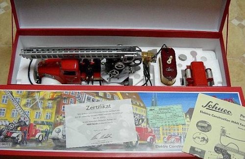 Preisvergleich Produktbild 203 Feuerwehr MAN F 8 Schuco