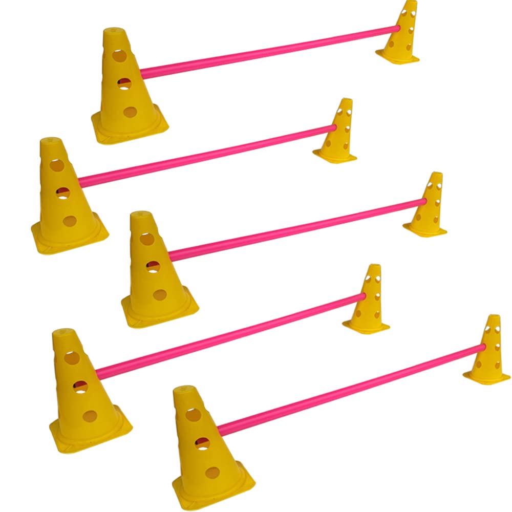 Kosma Paquete de 15 piezas de obstáculos de agilidad ajustables, 10 conos de tráfico de 9 pulgadas con 12 agujeros, color amarillo, 5 postes de obstáculo rosa de 40 pulgadas de longitud en bolsa de