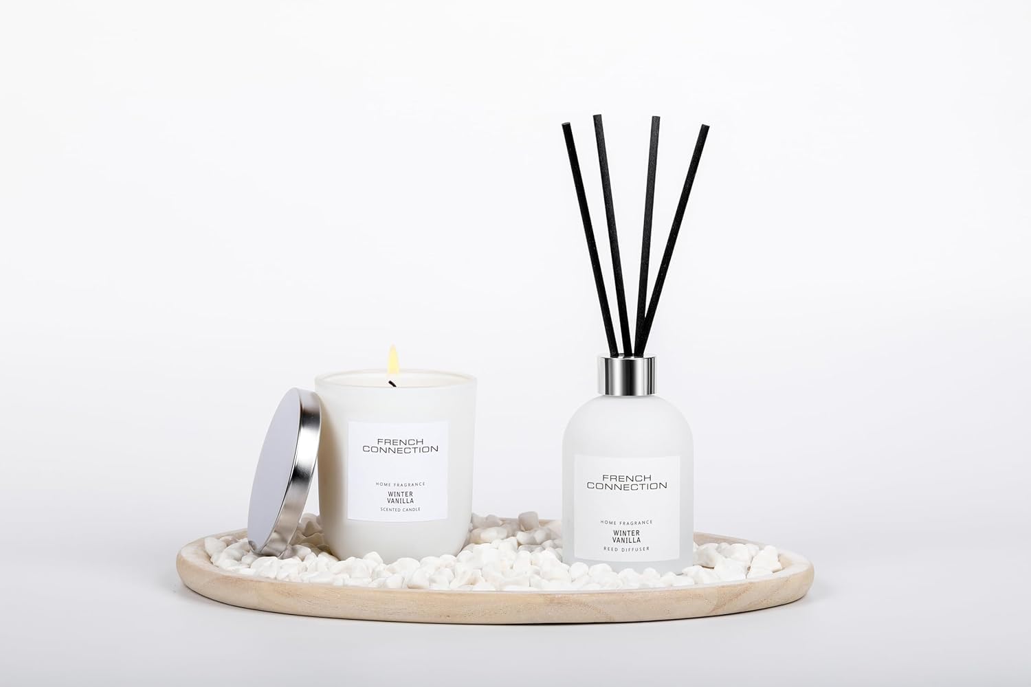 French Connection Set regalo di fragranze per la casa, candela profumata e diffusore a bastoncini con piatto in legno e ciottoli, set di lusso per aromaterapia, (vaniglia)