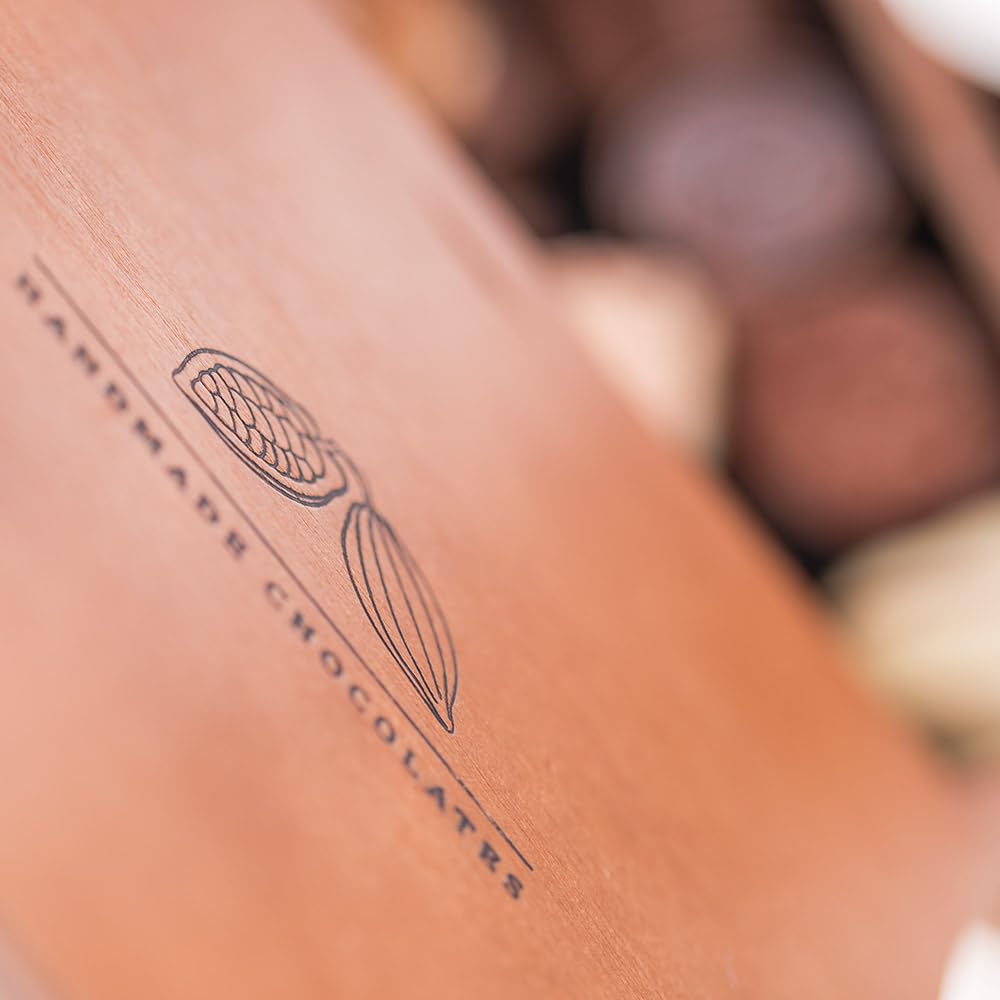 CHOCOLISSIMO - 30 Luxus Pralinen in einem Holzkästchen mit Personalisierung | Gravur auf personalisierbarer Holzbox | Schokolade | Geschenkidee | Geschenke für Frauen | Mutter | Mama | Frauentag