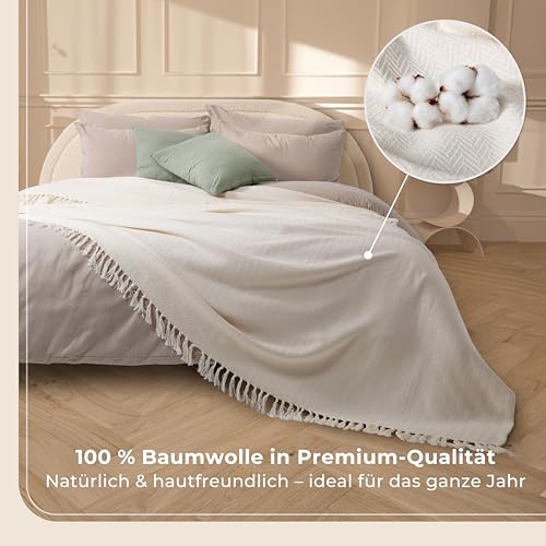 Gräfenstayn Premium Tagesdecke mit Fransen - 100% Baumwolle - 180 x 240 cm - Fischgrätenmuster Sommerdecke - Baumwolldecke als Bett-Überwurf, Couch-Überwurf, Sofa-Decke (Creme)