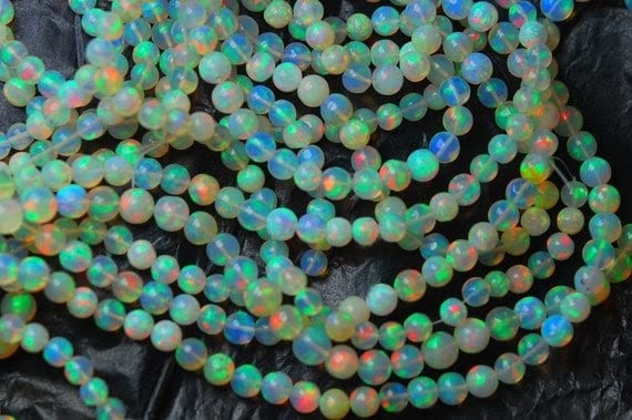 Opale d'Éthiopie 5mm perles rondelles lisses à porter au quotidien sur un bracelet minimaliste