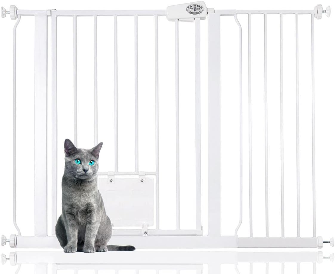 Bettacare Puerta Easy Fit para Mascotas con Trampilla Bloqueable para Gatos, 107,4cm - 115cm, Blanca, 75cm de Altura, Barrera de Seguridad para Perros con Solapa para Gato