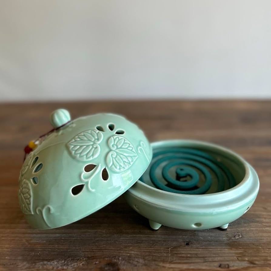 秀楽 在銘　鏡蓋 根付「貧乏長屋の夏の夕景 豚型蚊遣り器の図」 秀楽 在銘 鏡蓋 根付「貧乏長屋の夏の夕景 豚型蚊