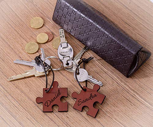 CHRISCK design 2 echte Leder Schlüsselanhänger mit Namen - Gravur Puzzle Anhänger - Paar Liebes Geschenk für Männer und Frauen - Partner Anhänger als Geschenkidee Hochzeitstag Jahrestag