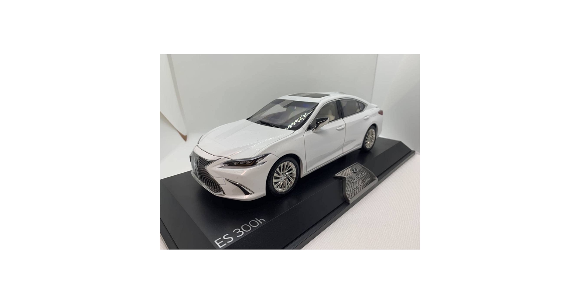 限定版1/18 レクサス ES300h模型　ミニカー　完成品　展示台付き 白 限定版1/18 レクサスES300H 模型ミニカー完成品 展示台付き 白