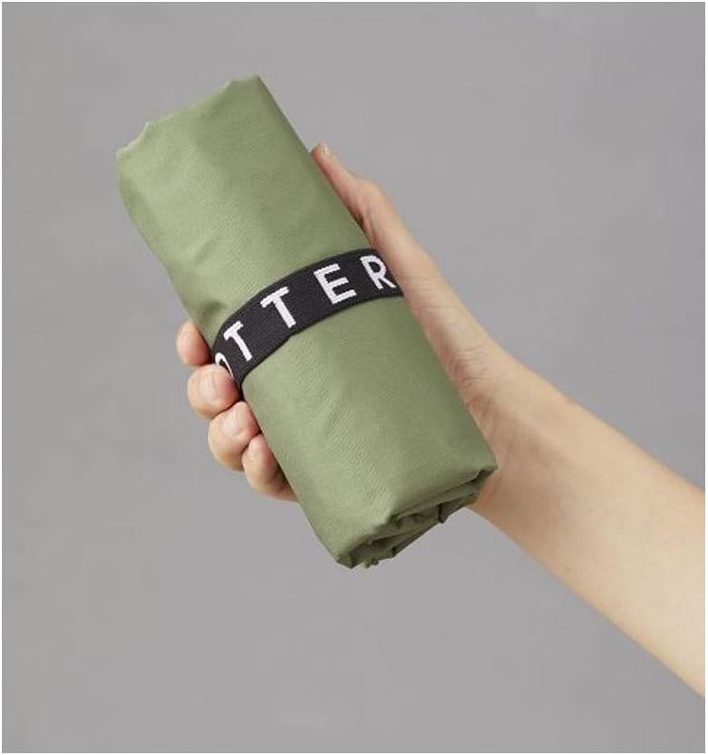 折りたたんだ保冷エコバッグを手に持っている様子