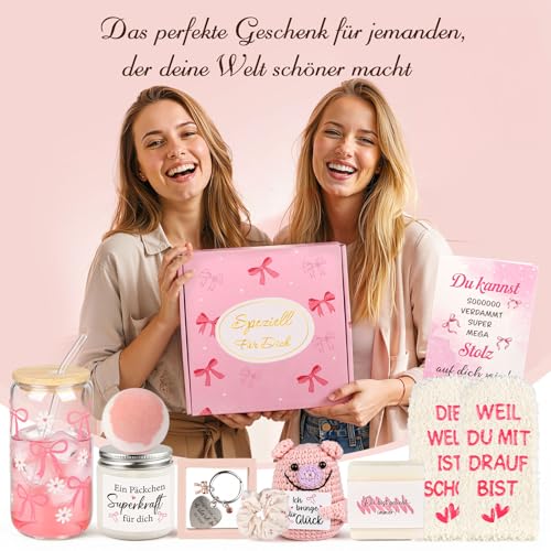 Giftota Geschenkset für Frauen – Glücksschwein Self Care Wellness Geschenkbox mit Schleifen-Glasbecher & Duftkerze – Geburtstagsgeschenk für Freundin, beste Freundin, Schwester – Geschenkidee Frauen