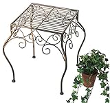 Aus Metall geschmiedet und aufwändig verziert.