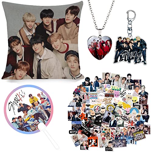 ZPPLD KPOP Stray Kids Merchandise Gifts Set,Juego de Regalo Stray Kids,1 Stray Kids Funda de Almohada,95 Pegatinas,1 Collar,1 Llavero,1 Circular Handfan, Set de Regalo para Fans, 40 x 40 cm (35241) Cover