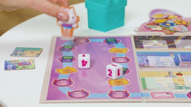 Spin Master Games HQ De Gabby's Dollhouse Con 8 Juegos | Incluye Damas, Tres En Raya, Bingo, Memory Y Go Fish, Para Niños De 4 A 8 Años