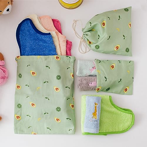 MINIWOOD Pack esencial de guardería 5 baberos impermeables con goma 3 toallas con gancho para colgador y 3 bolsas de tela diferente tamaño Material de Alta Calidad para la piel de tu bebé (Verde)