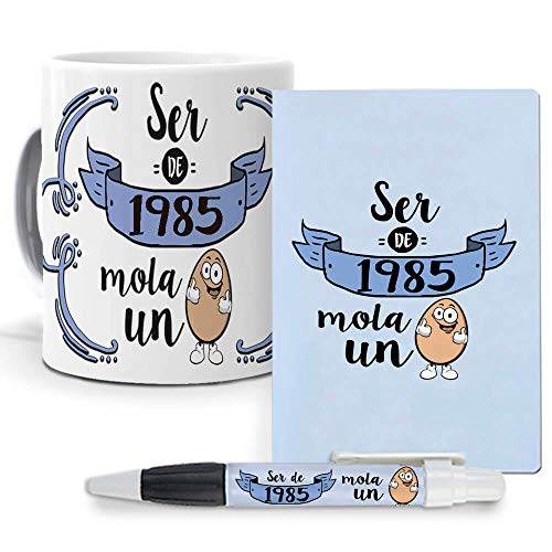 mundohuevo Pack Original y Personalizado para Regalo, Ideal para cumpleaños, con año de Nacimiento. Ser de 1985 Mola un Huevo. Libreta, boligrafo y Taza Maxima Calidad.