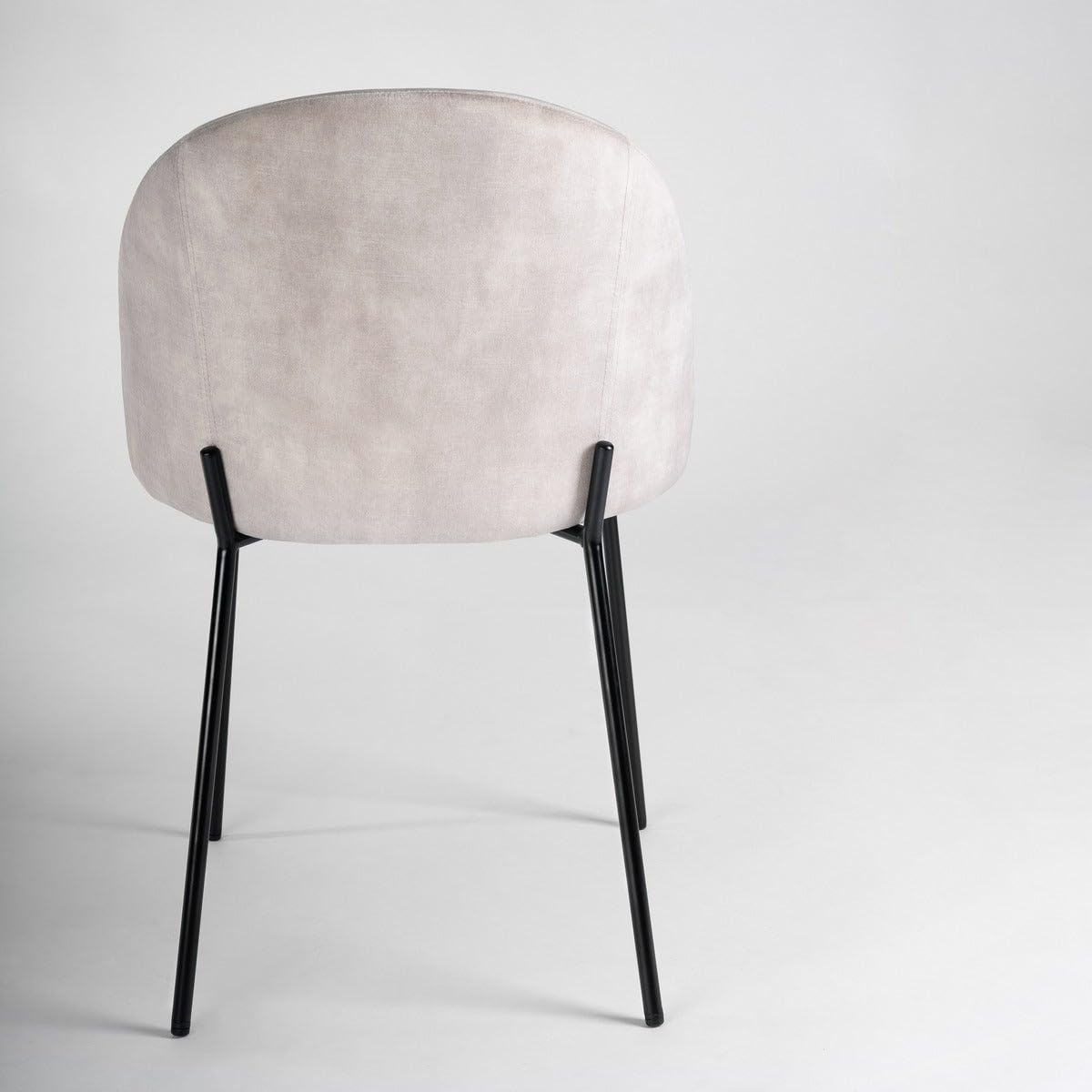LOLAhome Pack de 4 sillas Gina Ovalo de Terciopelo Beige con Patas Negras | Diseño ergonómico y elegante. Incluye patas niveladoras. Para uso doméstico y hostelería