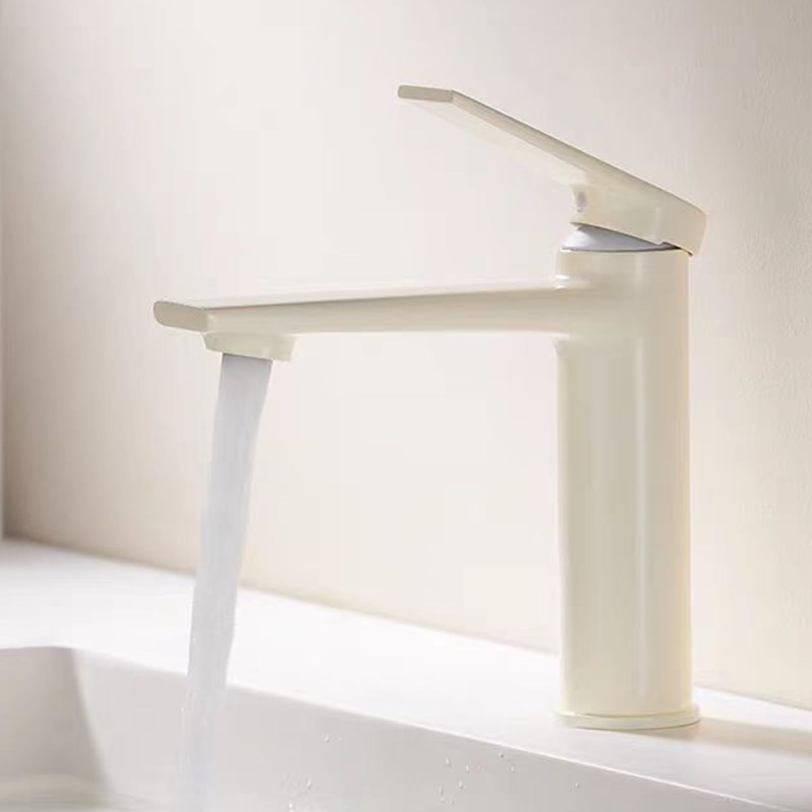 Mitigeur de lavabo noir pour remplacer un vieux robinet qui fuit avec style