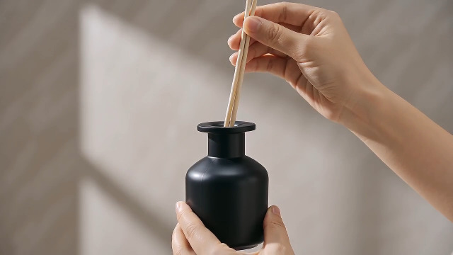 Botellas de vidrio difusor 5 onzas cilindricas negras miniatura 7