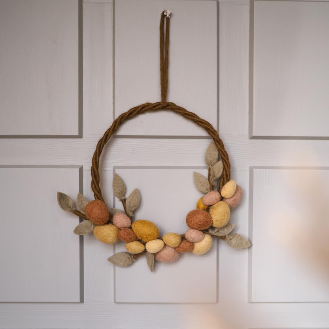 Gry & SIF Couronne de Pâques Tons de Terre | Fait Main | Porte avec Oeufs, Feutre | Commerce Équitable | à Suspendre, Décoration | ⌀ 25cm