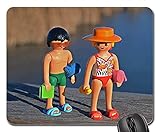 【Hochwertige Materialien】: Das exquisite Mauspad besteht aus 100% Polyestermaterial, die Unterseite ist ein rutschfestes Gummipad, die Oberfläche ist glatt, die Unterseite kann den Desktop fest greifen und sich nicht nach Belieben bewegen, es ist sehr geeignet für Mausgebrauch.