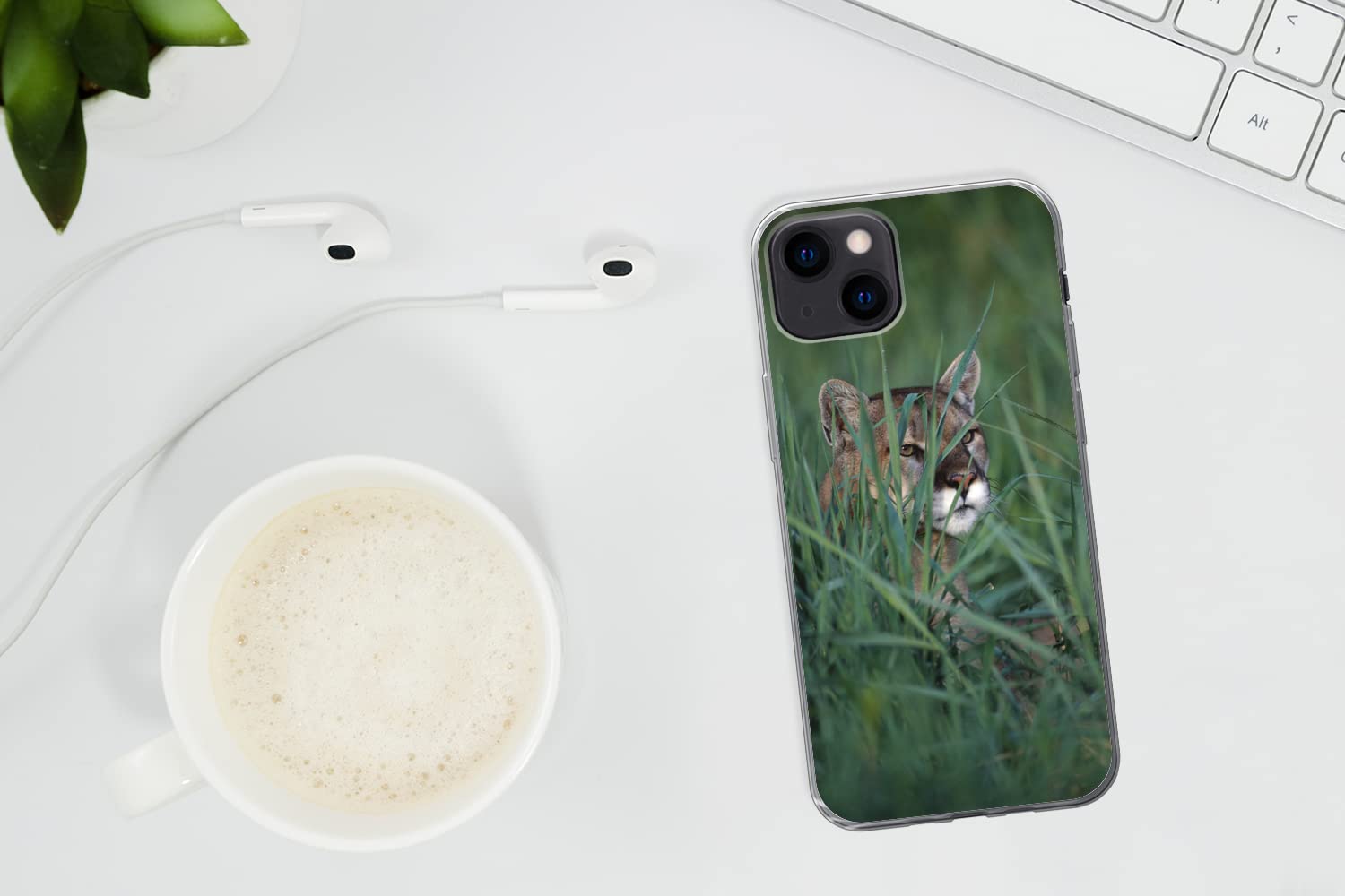 MuchoWow Funda para iPhone 13 - El Puma se esconde Entre Las Hojas de Hierba - Funda de Silicona/Funda Blanda para teléfono móvil
