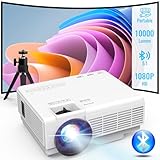 videoprojektor24 nip 【1080P-unterstützter Projektor mit praktischem Stativ】Der Beamer ist mit einer verbesserten Helligkeit von 10000L, einer Auflösung von 1080P unterstützt, und einem Kontrastverhältnis von 8000:1 ausgestattet und liefert ein lebendigeres und realistischeres Bild, sodass Sie ein beeindruckendes Seherlebnis genießen können. Mit einem praktischen Stativ, Der Projektor eignet sich hervorragend zum Ansehen von Filmen oder Videos, da er stabil in der richtigen Höhe platziert werden kann