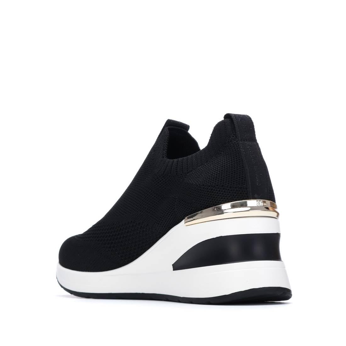 XTI - Sneakers Kobiety - Wygodne i wszechstronne obuwie – moda casualowa