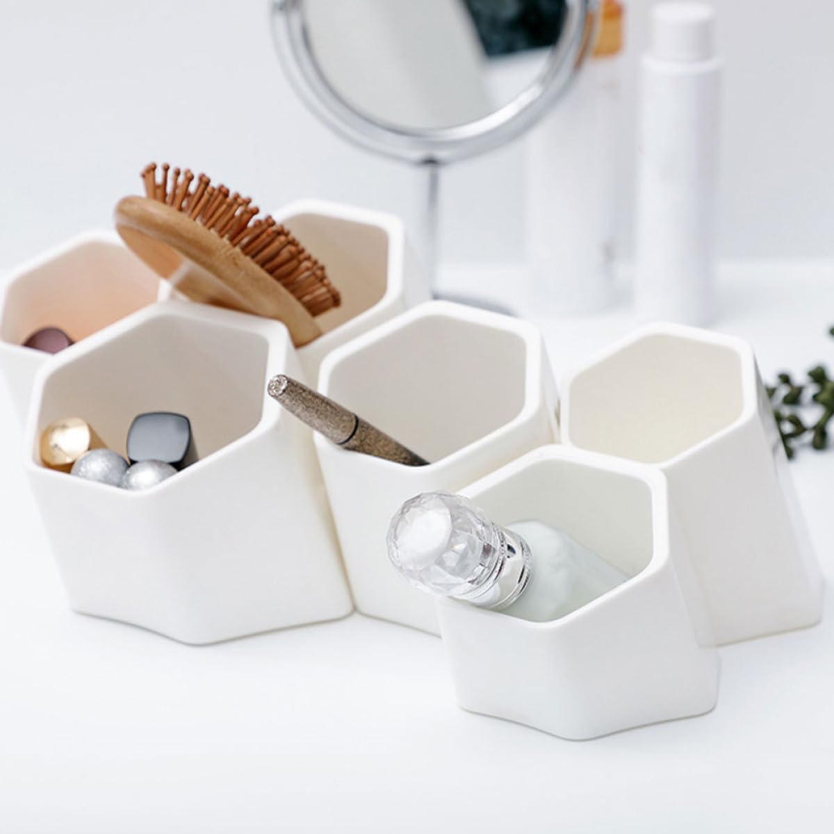 Abaodam Organizzatore da Scrivania Multifunzione in Plastica Bianca, Portapenne e Porta Pennelli Creativo a 6 Scomparti, Contenitore da Parete per Cancelleria e Trucco, per Studenti