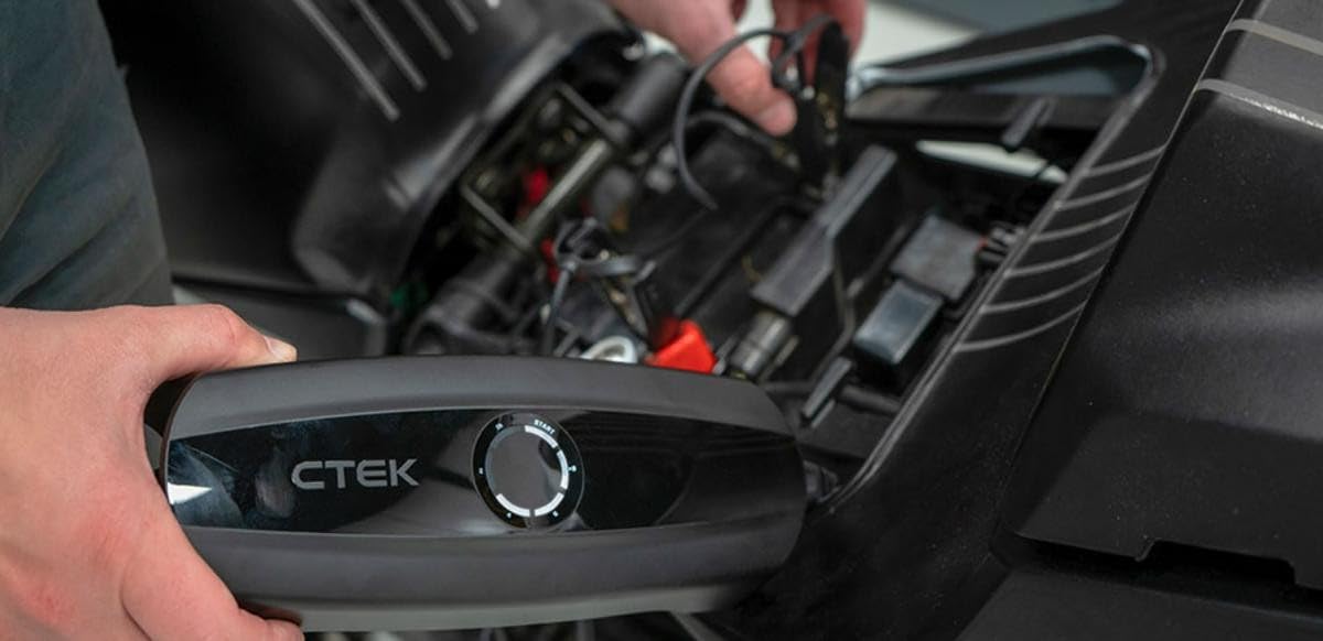 CTEK CS One, Cargador de Batería 12V, Cargador Inteligente de Baterias, Cargador De Batería De Coche Y Moto, Mantenedor De Batería con Carga Adaptable, Aplicación Y Abrazaderas Sin Polaridad
