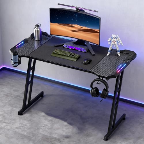 Eldzenith Gaming Tisch mit LED Beleuchtung 140x60CM, Gaming Schreibtisch mit Kohlefaseroberfläche, Getränkehalter, Kopfhörerhalter, Computertisch Ergonomischer, PC Tisch Z-Form, Gamingtisch, Schwarz