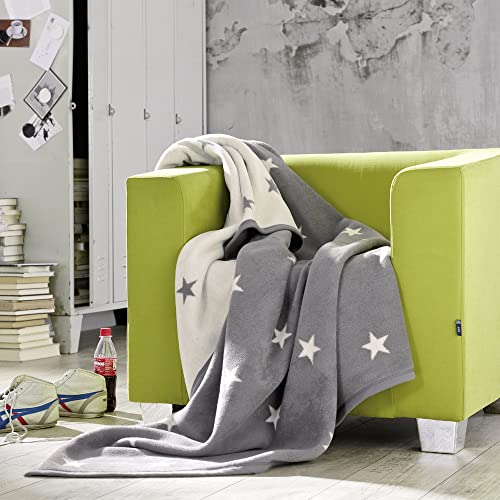 Ibena Atlanta Kuscheldecke 150x200 cm – Decke mit Sternenmuster, fröhliche Wohndecke aus hochwertiger Baumwollmischung, kuschelweich und angenehm warm