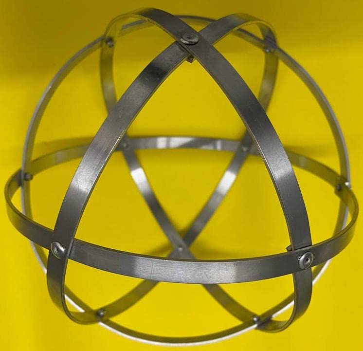 Genesa Crystal in Alluminio Naturale Lucidato, 21cm diametro con fasce larghe 10mm, intrecciate in modo simmetrico e fissate con rivetti in alluminio