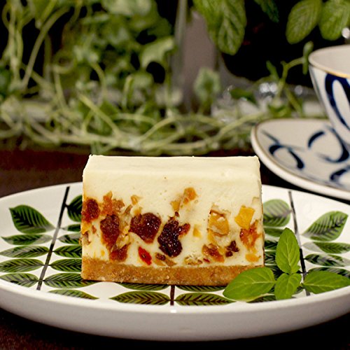はちみつや甘酒などの天然素材や無添加フルーツなどを多く使い、白砂糖を使わずに作っているのが特徴。いちじくやマンゴー、アプリコットなどが贅沢に入ったドライフルーツのレアチーズは、ひと口食べるごとに果物の凝縮した甘さが広がります。きび砂糖プレーンチーズケーキは、コクのある甘さと濃厚なチーズがベストマッチ。妊婦さんやお子さんがいるご家庭への手土産にいかがでしょうか?
☑冷凍
☑日持ち:発送日より30日間