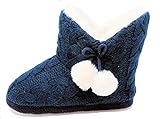 Chaussons Dunlop, pour femme, dessus en tricot torsadé avec pompons. Ces chaussons Dunlop disposent d'un dessus en tricot torsadé doux avec une bordure en fausse fourrure confortable et une doublure avec deux jolis pompons sur le côté. La doublure est une fausse fourrure chaude qui plaira à vos pieds. La semelle durable est TPR avec une bande de roulement antidérapante, conçue pour une utilisation en intérieur. Ils sont disponibles en trois tailles : S (convient à la taille 36-37), M (convient à la taille 38-39), L (convient à la taille 40-42)