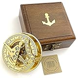 Esta es una hermosa reproducción de latón macizo pulido de un reloj de bolsillo antiguo con una brújula magnética interna. La parte superior del reloj solar tiene bisagras y una escala curva se utiliza para establecer el ángulo de latitud local. La brújula magnética permite que el reloj solar esté orientado al norte. La brújula cuenta con un mecanismo de elevación de aguja para proteger el rodamiento de joyas de la brújula cuando se transporta. La sombra del sol fundida por la veleta del reloj de sol marca la hora local.