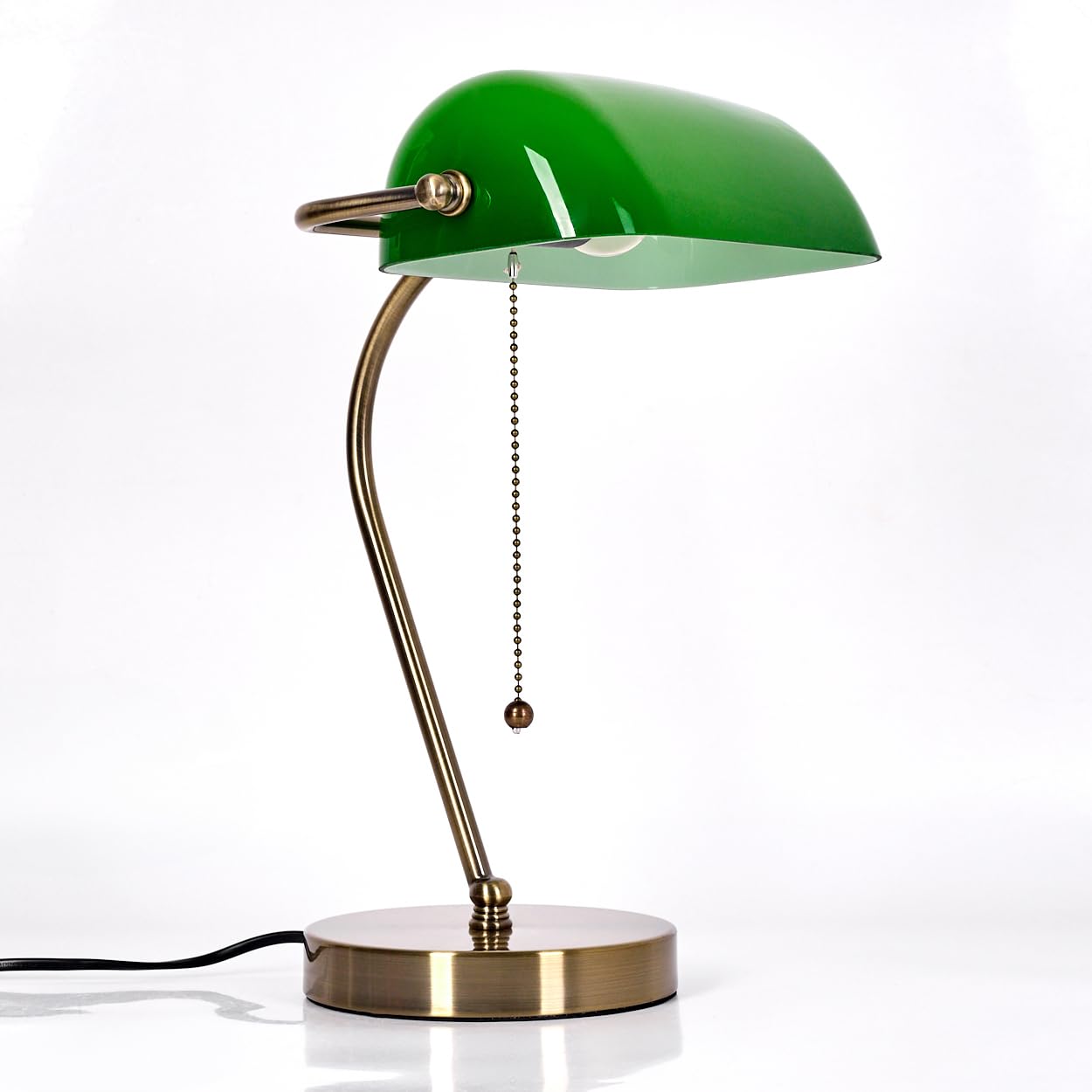 HOFSTEIN Tischleuchte Tremoceira, Tischlampe aus Metall/Glas in Altmessing/Grün/Weiß, traditionelle Bankerlampe, Schreibtischlampe für Büros im Retro/Vintage-Design mit Zugnschnur, Höhe 38 cm, 1 x E27