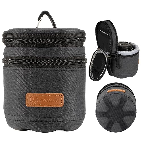 【TASCA EXTRA】 Uno scomparto separato con cerniera sul cappuccio offre ulteriore spazio per riporre i copriobiettivo, le schede SD e i panni per la pulizia. Ciò consente un rapido accesso agli accessori della fotocamera senza dover aprire la borsa.