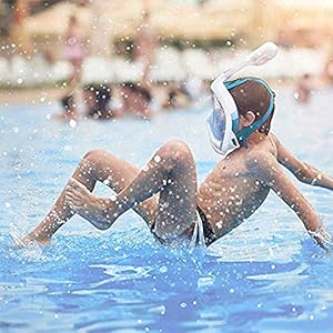 Lamker Schnorchelmaske Tauchmaske Vollmaske Kinder XS 180° Sichtfeld Vollgesichtsmske Tauchermaske Anti-Fog Anti-Leck Müheloses Atmen Schnorchel Maske für Kids Schwimmen Schnorcheln Tauchen 19 Schnorchelmasken 51JsO7r+R2L. SS300 【Design für Kinder】Wenn das Maß weniger als 10 cm beträgt, wählen Sie die Größe XS. Nur für Kinder sorgt die Vollgesichts-Schnorchelmaske dafür, dass der Schnorchel mühsam im Mund gehalten wird und Kinder auf natürliche Weise atmen können.
【Anti-Fog Anti-Leakage】Innovatives Design mit separater Atemkammer erzeugt einen Luftstrom vom Hauptsichtfeld weg, beschlägt nicht und lässt kein Wasser eindringen! Ideal zum Tauchen, Schwimmen, Schnorcheln und für andere Unterwasseraktivitäten.
【Design der Vollgesichtsmaske】Versiegelte Vollmaske mit super breitem, bruchsicherem Sichtfenster bietet eine 180-Grad-Sicht unter Wasser. Sie können eine Vielzahl von Kreaturen auf dem wunderschönen Meeresspiegel klar und frei beobachten und schätzen.